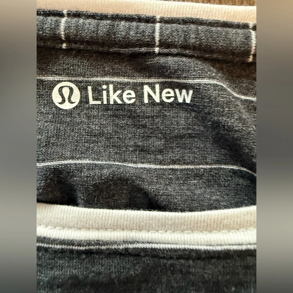 Lululemon Lightweight Athletic Short Sleeve shirt Size Small